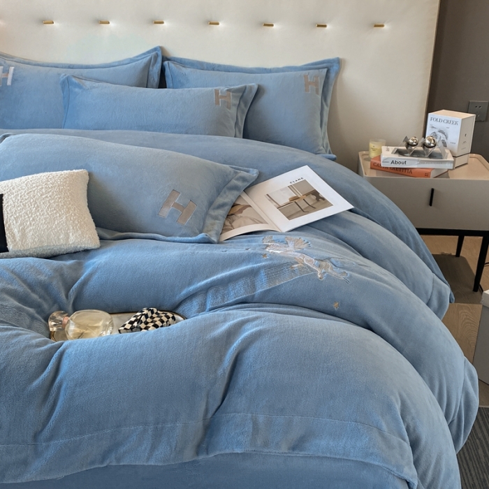 91家纺网 家纺一手货源 找家纺 魅都新款高克重牛奶绒刺绣款四件套 浅蓝