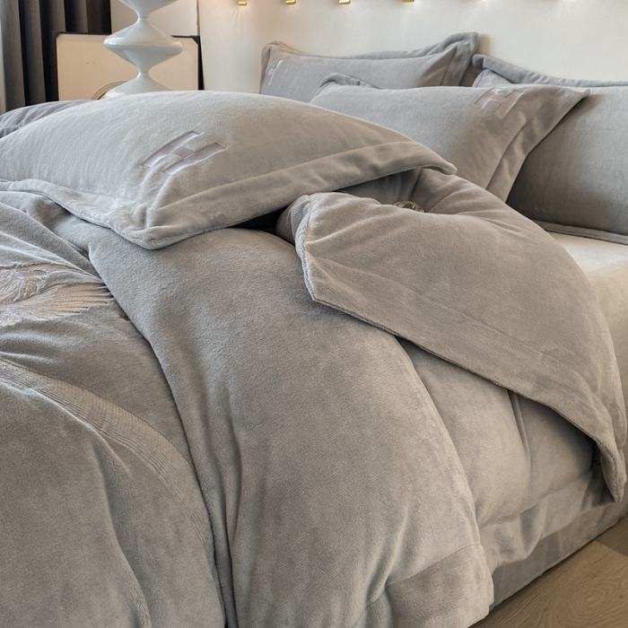 91家纺网 家纺一手货源 找家纺 魅都新款高克重牛奶绒刺绣款四件套 浅灰