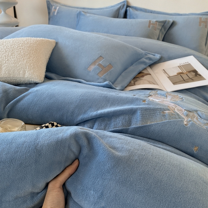 91家纺网 家纺一手货源 找家纺 魅都新款高克重牛奶绒刺绣款四件套 浅蓝