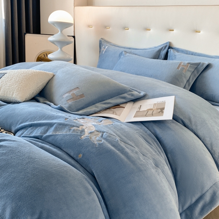 91家纺网 家纺一手货源 找家纺 魅都新款高克重牛奶绒刺绣款四件套 浅蓝