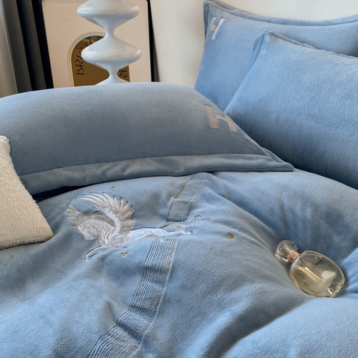 91家纺网 家纺一手货源 找家纺 魅都新款高克重牛奶绒刺绣款四件套 浅蓝