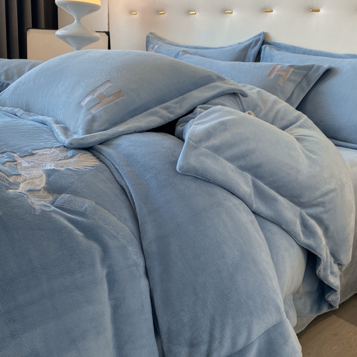 91家纺网 家纺一手货源 找家纺 魅都新款高克重牛奶绒刺绣款四件套 浅蓝