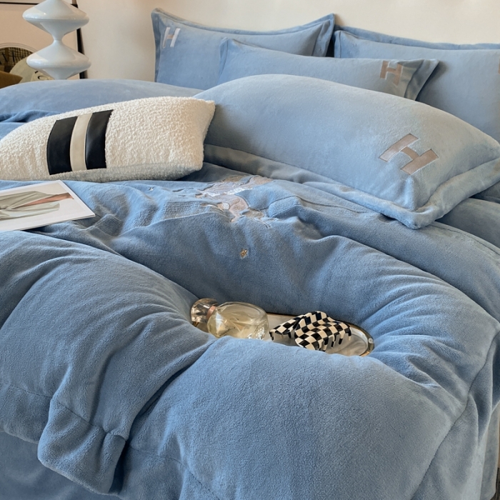 91家纺网 家纺一手货源 找家纺 魅都新款高克重牛奶绒刺绣款四件套 浅蓝