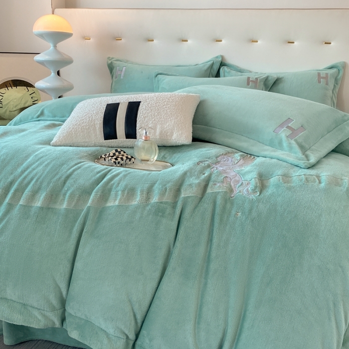 91家纺网 家纺一手货源 找家纺 魅都新款高克重牛奶绒刺绣款四件套 浅绿