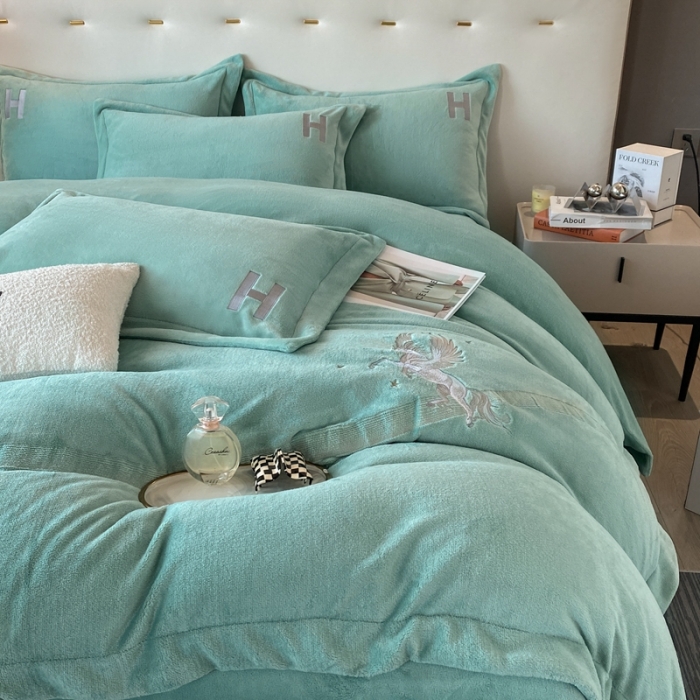 91家纺网 家纺一手货源 找家纺 魅都新款高克重牛奶绒刺绣款四件套 浅绿