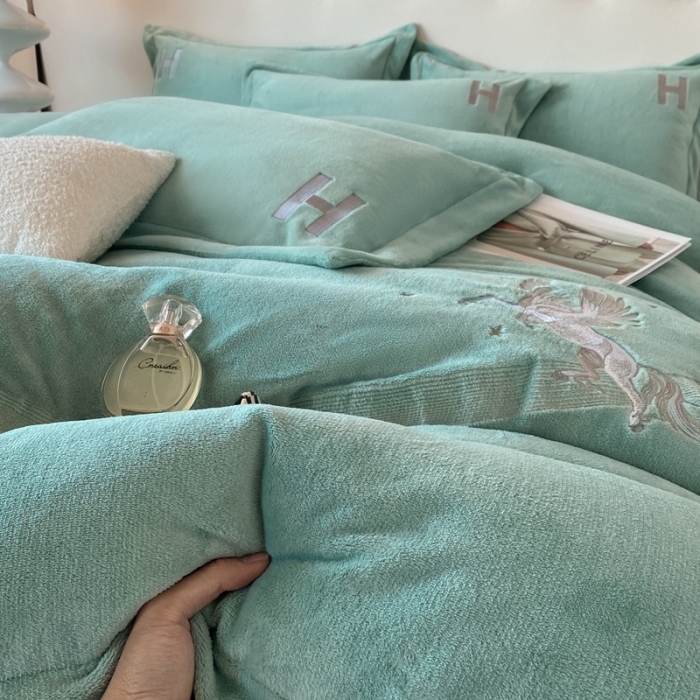 91家纺网 家纺一手货源 找家纺 魅都新款高克重牛奶绒刺绣款四件套 浅绿