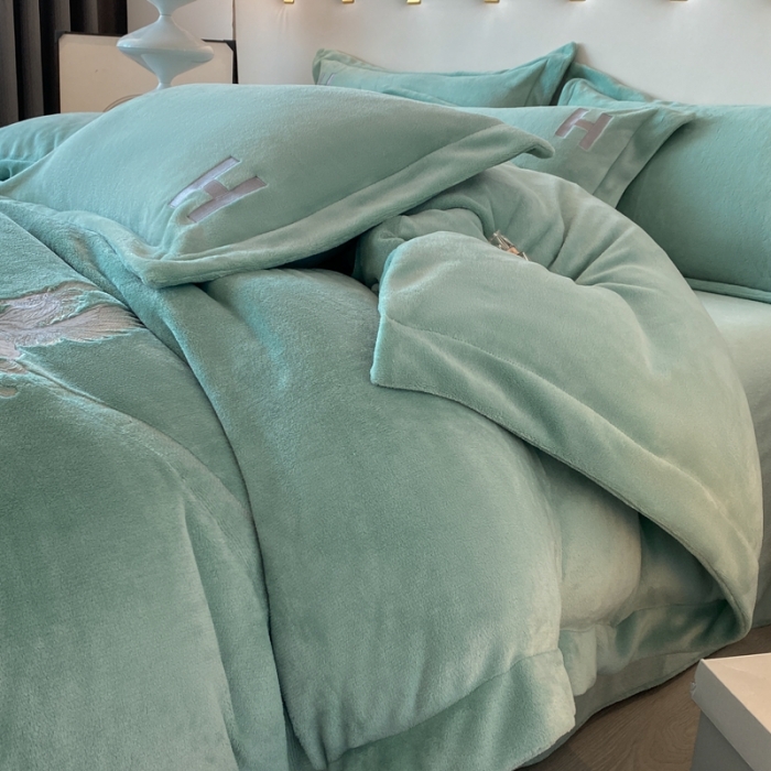 91家纺网 家纺一手货源 找家纺 魅都新款高克重牛奶绒刺绣款四件套 浅绿