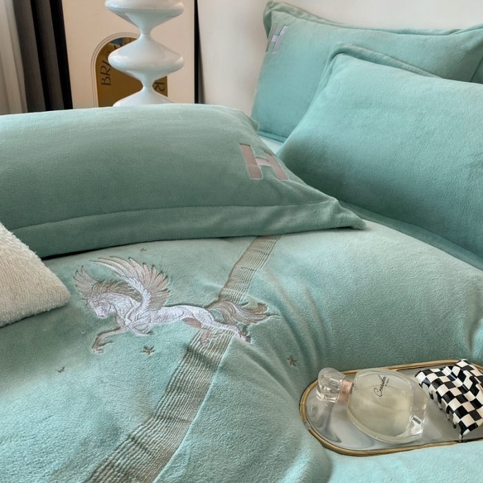91家纺网 家纺一手货源 找家纺 魅都新款高克重牛奶绒刺绣款四件套 浅绿