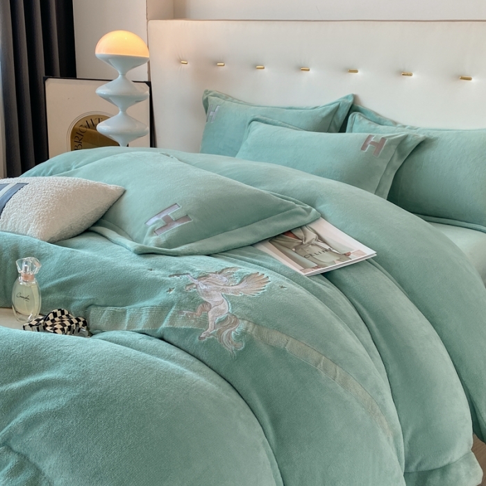 91家纺网 家纺一手货源 找家纺 （总）魅都秋冬高克重牛奶绒刺绣轻奢风简约款四件套