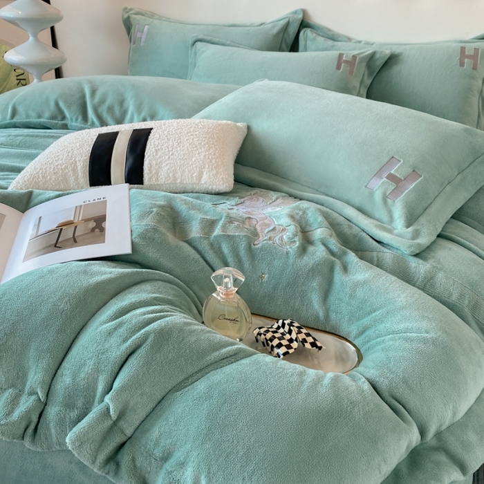 91家纺网 家纺一手货源 找家纺 （总）魅都秋冬高克重牛奶绒刺绣轻奢风简约款四件套