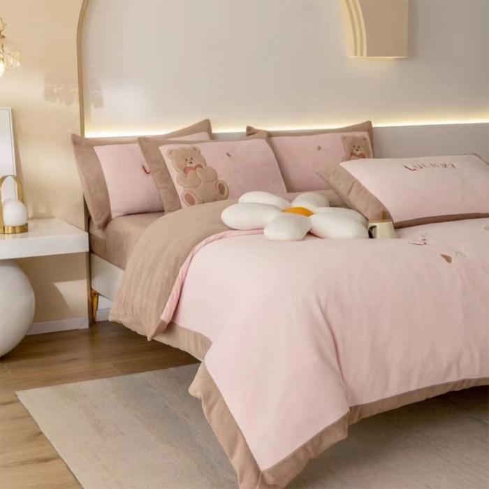 91家纺网 家纺一手货源 找家纺 2024高端保暧绒260克拼角儿童可爱熊贴布绣四件套新品