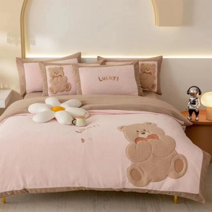 91家纺网 家纺一手货源 找家纺 2024高端保暧绒260克拼角儿童可爱熊贴布绣四件套新品