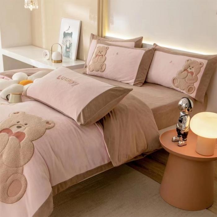 91家纺网 家纺一手货源 找家纺 2024高端保暧绒260克拼角儿童可爱熊贴布绣四件套新品