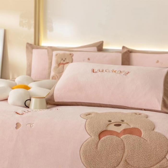 91家纺网 家纺一手货源 找家纺 2024高端保暧绒260克拼角儿童可爱熊贴布绣四件套新品