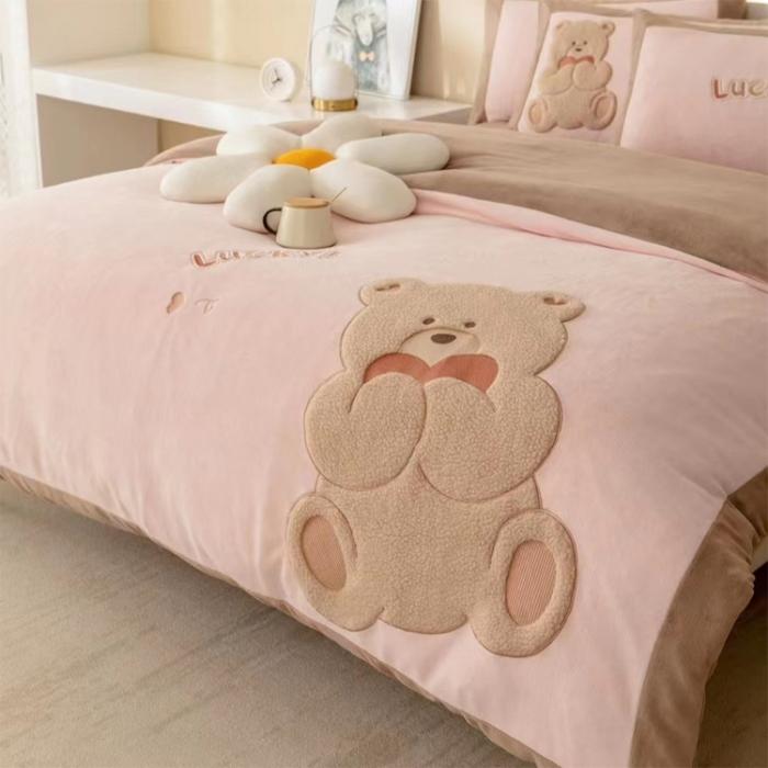 91家纺网 家纺一手货源 找家纺 2024高端保暧绒260克拼角儿童可爱熊贴布绣四件套新品