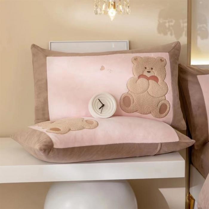 91家纺网 家纺一手货源 找家纺 2024高端保暧绒260克拼角儿童可爱熊贴布绣四件套新品