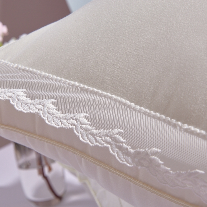 91家纺网 家纺一手货源 找家纺 （总）方回 2022新款茜茜公主牛奶蛋白枕 48*74cm