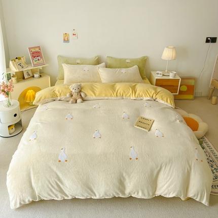 91家纺网 家纺一手货源 找家纺 红嘴企鹅 2025新款牛奶绒毛巾绣四件套小丫子