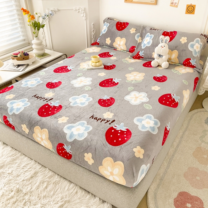 91家纺网 家纺一手货源 找家纺 纽缦 2022新款牛奶绒床笠法莱水晶宝宝 元气草莓花-灰