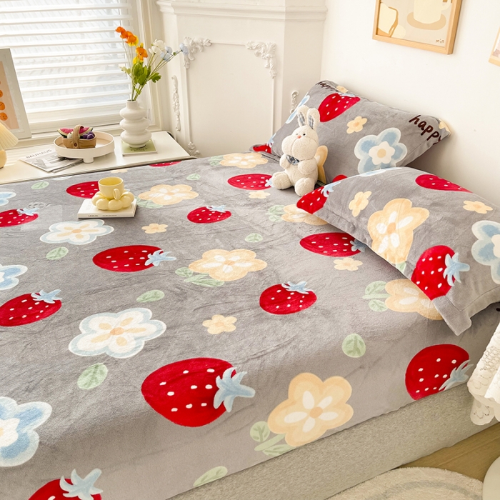 91家纺网 家纺一手货源 找家纺 纽缦 2022新款牛奶绒床笠法莱水晶宝宝 元气草莓花-灰