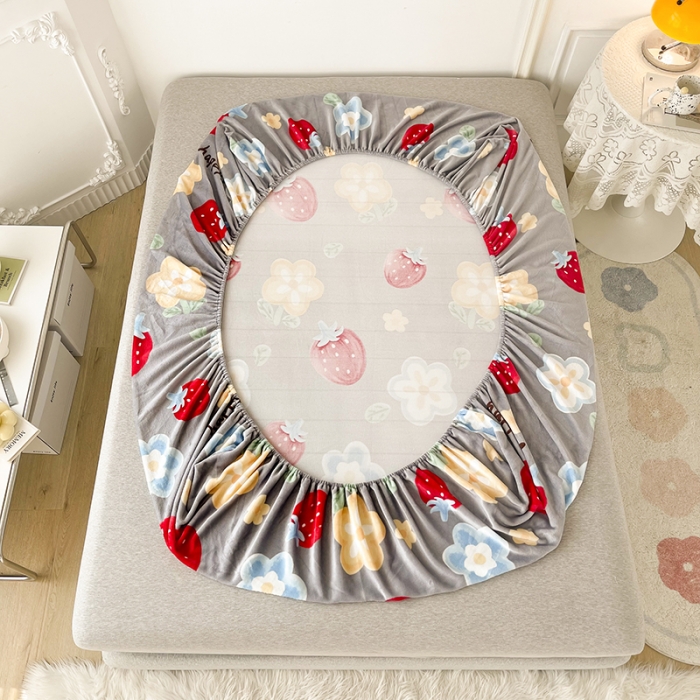 91家纺网 家纺一手货源 找家纺 纽缦 2022新款牛奶绒床笠法莱水晶宝宝 元气草莓花-灰