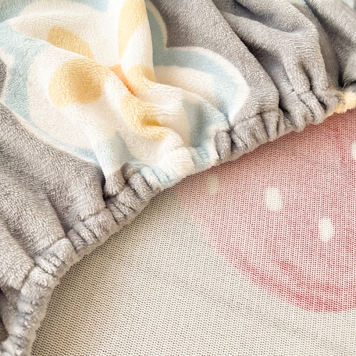 91家纺网 家纺一手货源 找家纺 纽缦 2022新款牛奶绒床笠法莱水晶宝宝 元气草莓花-灰