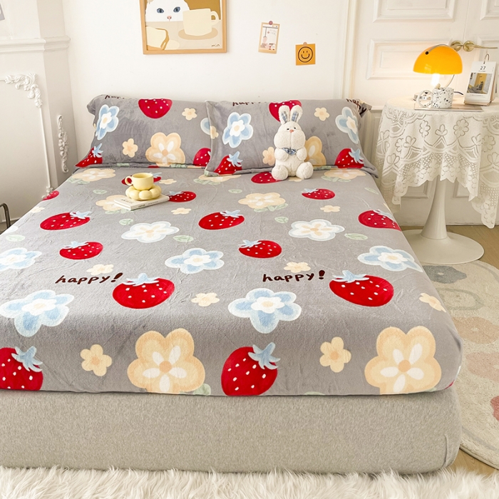 91家纺网 家纺一手货源 找家纺 纽缦 2022新款牛奶绒床笠法莱水晶宝宝 元气草莓花-灰