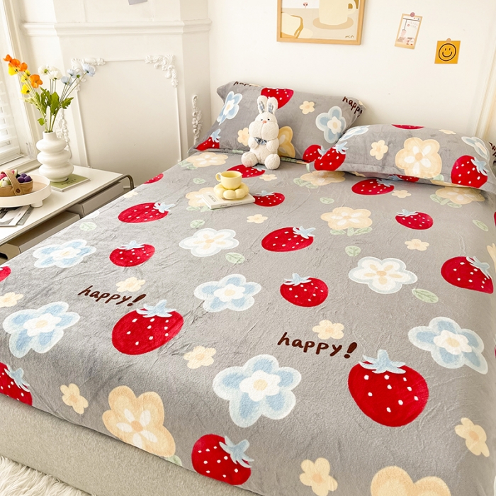 91家纺网 家纺一手货源 找家纺 纽缦 2022新款牛奶绒床笠法莱水晶宝宝 元气草莓花-灰