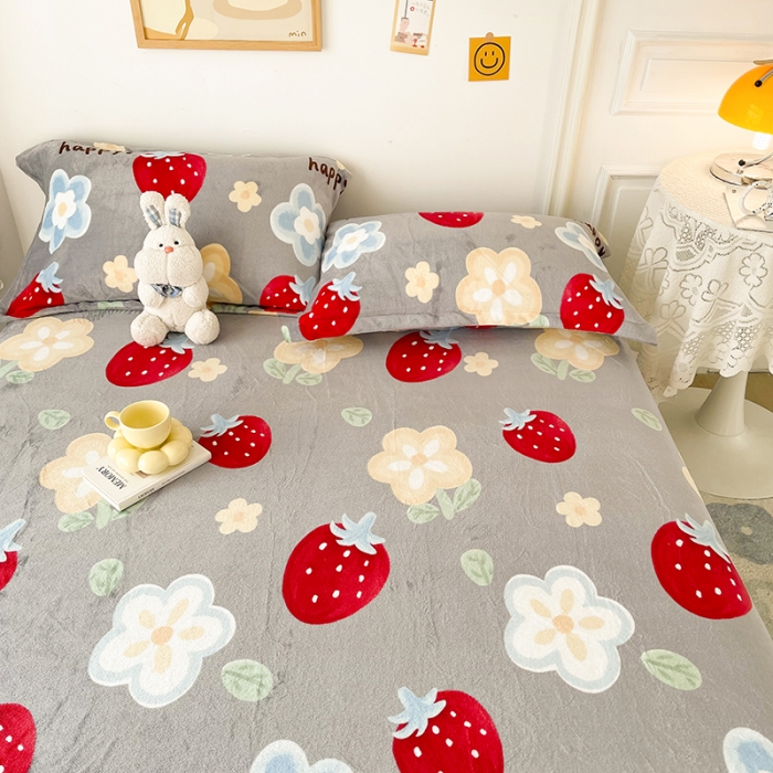 91家纺网 家纺一手货源 找家纺 纽缦 2022新款牛奶绒床笠法莱水晶宝宝 元气草莓花-灰