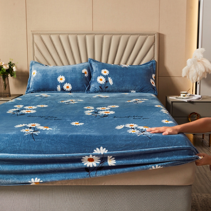 91家纺网 家纺一手货源 找家纺 纽缦 2022新款牛奶绒床笠法莱水晶宝宝 菊之语蓝