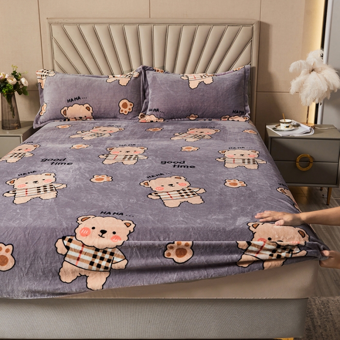 91家纺网 家纺一手货源 找家纺 纽缦 2022新款牛奶绒床笠法莱水晶宝宝 摩登小熊灰咖