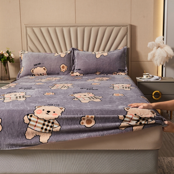 91家纺网 家纺一手货源 找家纺 纽缦 2022新款牛奶绒床笠法莱水晶宝宝 摩登小熊灰咖