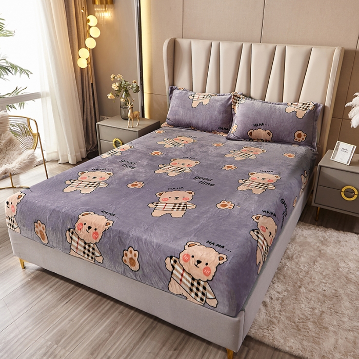 91家纺网 家纺一手货源 找家纺 纽缦 2022新款牛奶绒床笠法莱水晶宝宝 摩登小熊灰咖