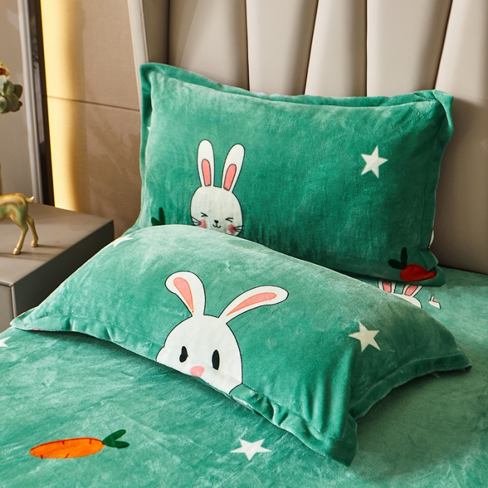 91家纺网 家纺一手货源 找家纺 纽缦 2022新款牛奶绒床笠法莱水晶宝宝 萝卜兔绿