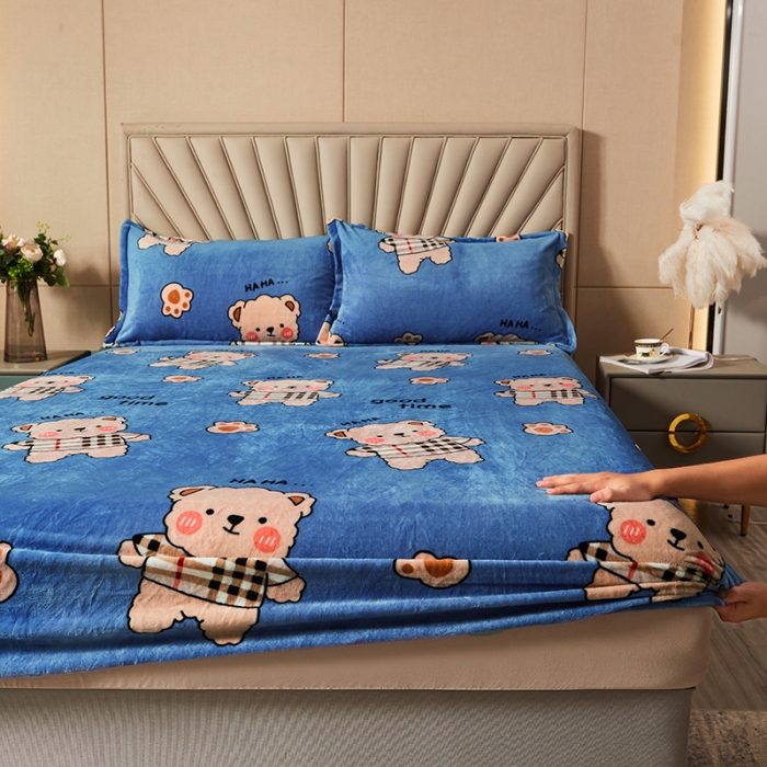 91家纺网 家纺一手货源 找家纺 纽缦 2022新款牛奶绒床笠法莱水晶宝宝 摩登小熊蓝灰