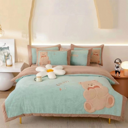 91家纺网 家纺一手货源 找家纺 2024高端保暧绒260克拼角儿童可爱熊贴布绣四件套新品