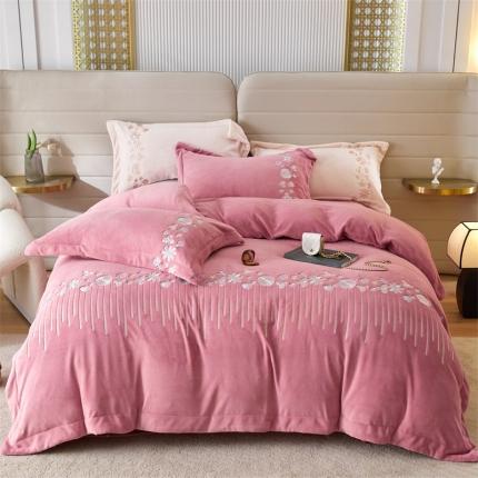 91家纺网 家纺一手货源 找家纺 总名品优仓 2022新款轻歌曼舞系列230g牛奶绒绣花四件套