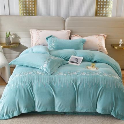91家纺网 家纺一手货源 找家纺 名品优仓 2022新款轻歌曼舞系列230g牛奶绒绣花四件套 轻歌曼舞-天空蓝