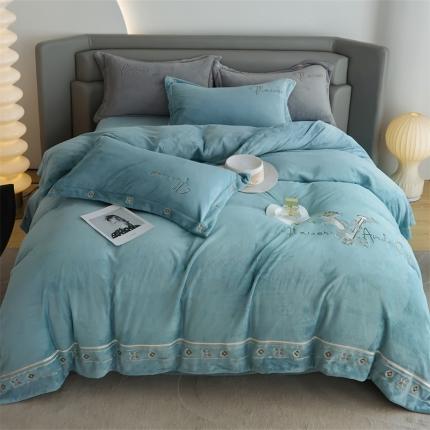 91家纺网 家纺一手货源 找家纺 名品优仓 2022新款朵朵情缘系列牛奶绒刺绣宽边系列四件套 朵朵情缘-天空蓝