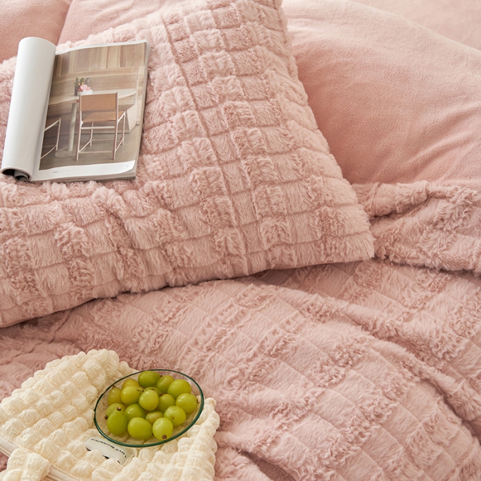 91家纺网 家纺一手货源 找家纺 榻尚家居 2023新款加厚獭兔绒牛奶绒四件套 豆粉