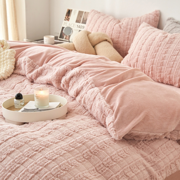 91家纺网 家纺一手货源 找家纺 榻尚家居 2023新款加厚獭兔绒牛奶绒四件套 豆粉