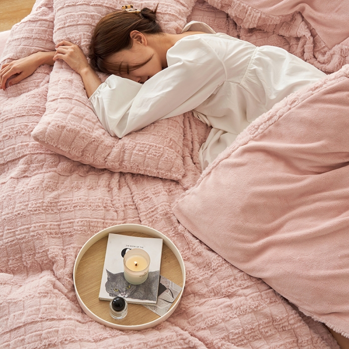 91家纺网 家纺一手货源 找家纺 榻尚家居 2023新款加厚獭兔绒牛奶绒四件套 豆粉