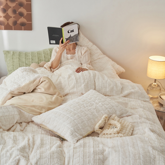 91家纺网 家纺一手货源 找家纺 榻尚家居 2023新款加厚獭兔绒牛奶绒四件套 奶白