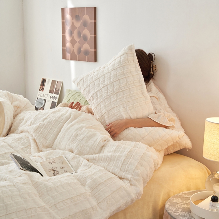 91家纺网 家纺一手货源 找家纺 榻尚家居 2023新款加厚獭兔绒牛奶绒四件套 奶白