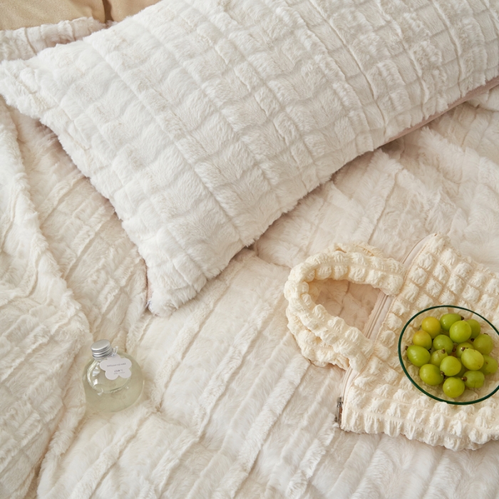 91家纺网 家纺一手货源 找家纺 榻尚家居 2023新款加厚獭兔绒牛奶绒四件套 奶白