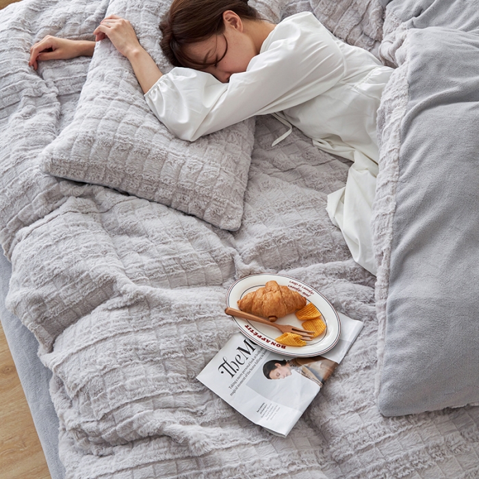 91家纺网 家纺一手货源 找家纺 榻尚家居 2023新款加厚獭兔绒牛奶绒四件套 浅灰