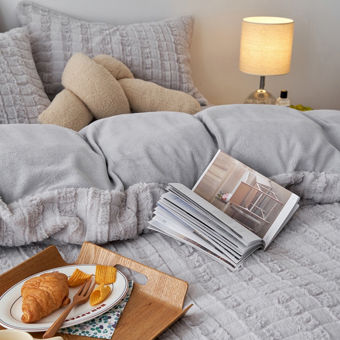 91家纺网 家纺一手货源 找家纺 榻尚家居 2023新款加厚獭兔绒牛奶绒四件套 浅灰