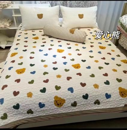 91家纺网 家纺一手货源 找家纺 赫梵茜2022新款秋冬必入牛奶绒床盖床盖爱心熊