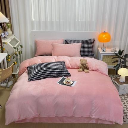 91家纺网 家纺一手货源 找家纺 仟网汇 2022新款千鸟格牛奶绒系列四件套 马卡樱花粉