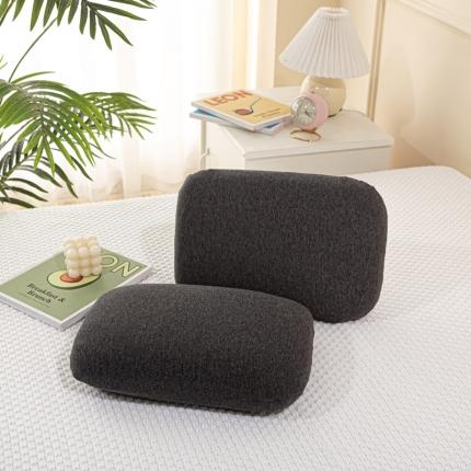 91家纺网 家纺一手货源 找家纺 萌番宝2022迷你小枕头便携式午睡乳胶枕趴睡枕午休神器深灰色天竺棉记记忆棉款乳胶款36*24*10cm